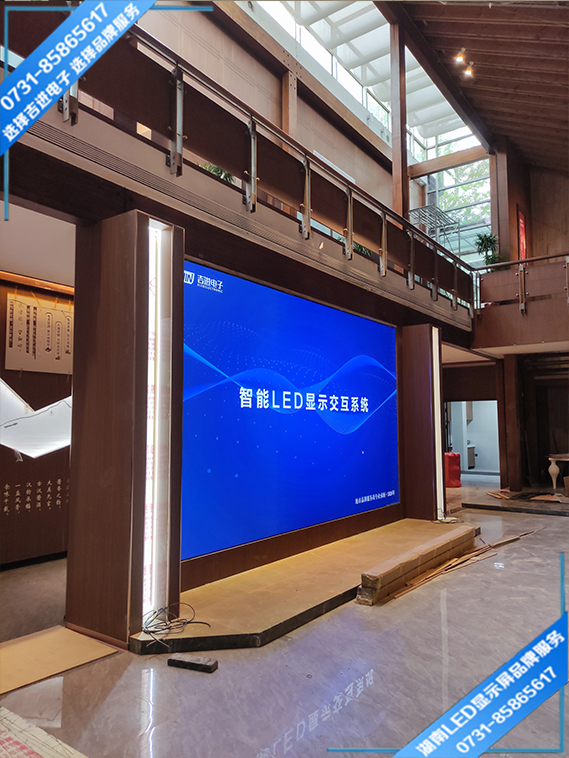 長沙岳麓區(qū)桐梓坡路萬象城商場服裝店LED顯示屏.jpg 長沙岳麓區(qū)桐梓坡路萬象城商場服裝店LED顯示屏.jpg